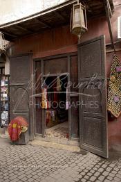 Image du Maroc Professionnelle de  Derb El Kennaria, un quartier non loin de la place Jamaa El Fana de la ville touristique du Maroc, les articles du bazar ajoute de la couleur à cette atmosphère magique dans ces ruelles au centre de la médina de Marrakech, le 6 Février 2007. (Photo / Abdeljalil Bounhar)